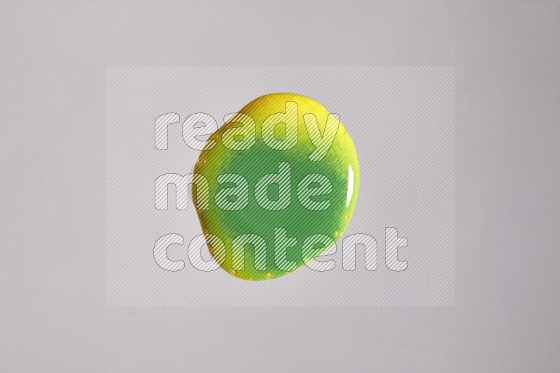 لقطات مقربة لألوان متنوعة تمتزج على خلفية رمادية