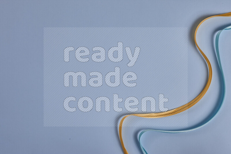 مجموعة من أدوات الخياطة والتفصيل صفراء وزرقاء اللون على خلفية زرقاء