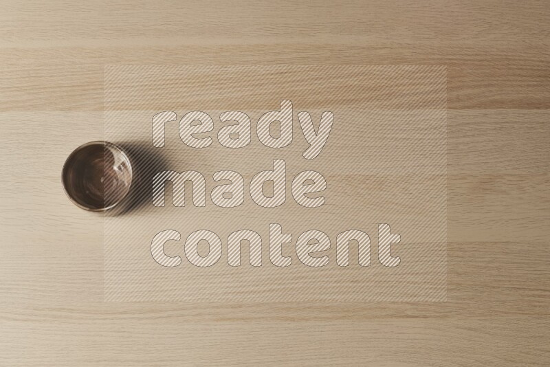 وعاء فخاري بني على خلفية خشبية فاتحة