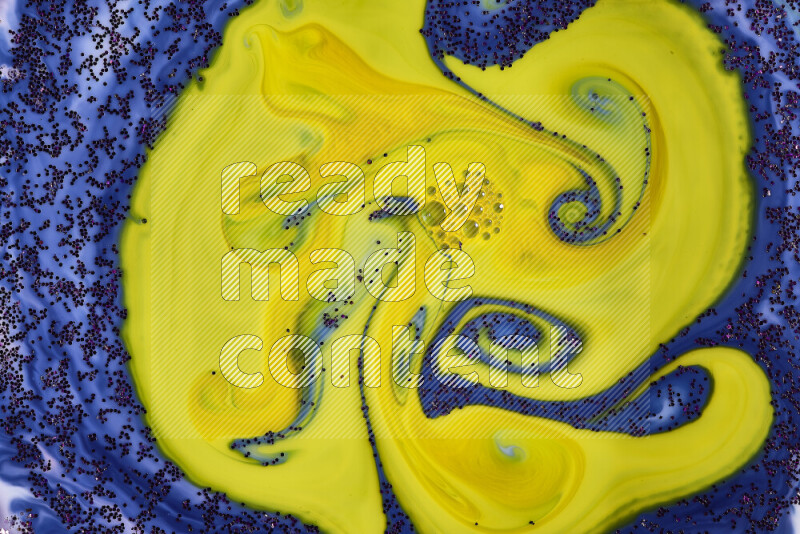 لقطة مقربة لبريق أرجواني متلألئ منتشر على خلفية من اللون الأزرق والأصفر في حركات دائرية
