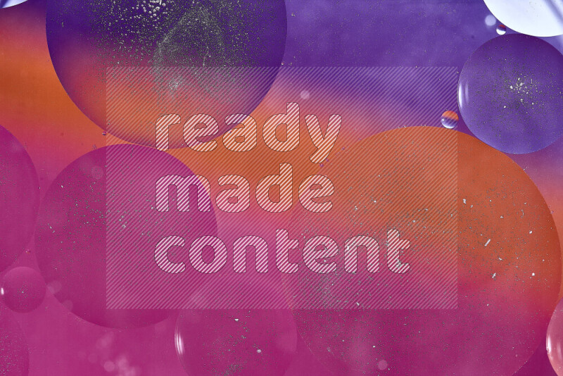 لقطات مقربة لفقاعات من الزيت على سطح الماء باللون الأرجواني والبرتقالي والوردي