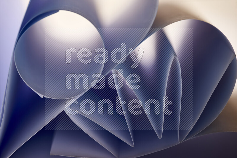 عرض فني لطيات الورق تخلق مزيج من الأشكال الهندسية، مضاءة بإضاءة ناعمة بدرجات اللون الأزرق