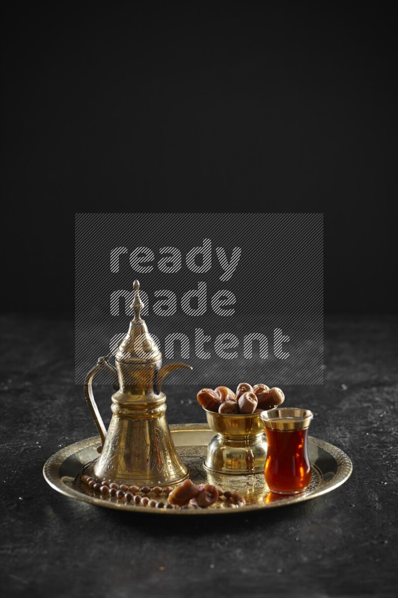 تمر مع مشروب ساخن على صينية معدنية