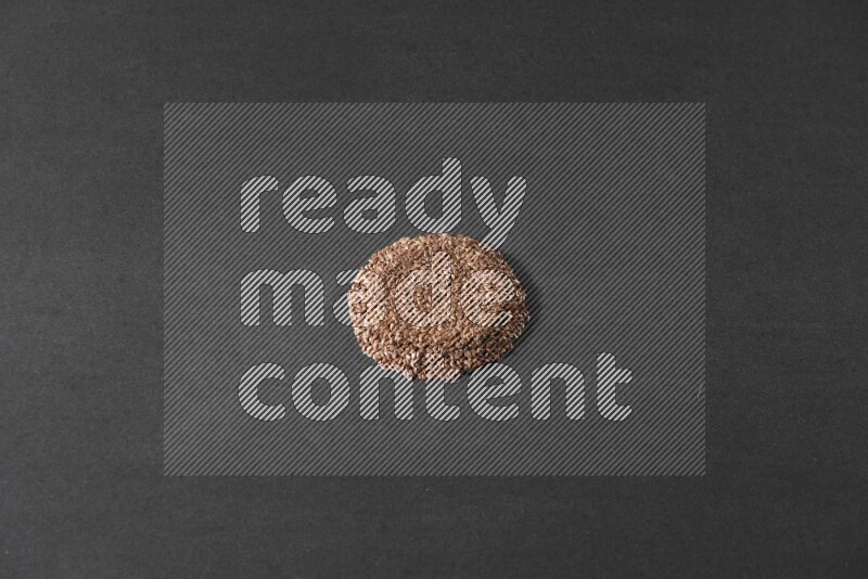 حبوب بذر الكتان علي شكل دائرة علي خلفية سوداء