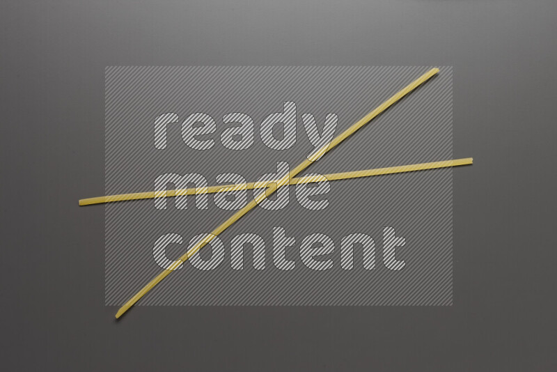 معكرونة شرايط علي خلفية رمادية