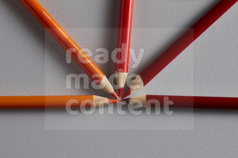 مجموعة من الأقلام الخشبية الملونة بألوان مختلفة