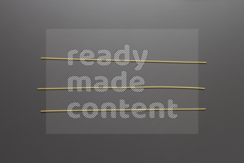 معكرونة إسباجيتي علي خلفية رمادية