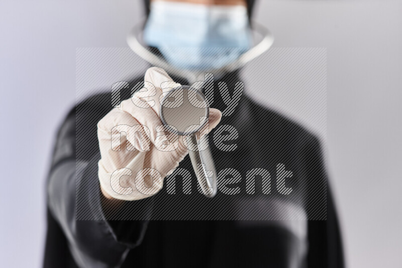 طبيبة ترتدي عباءة وملابس طبية في أوضاع متعددة