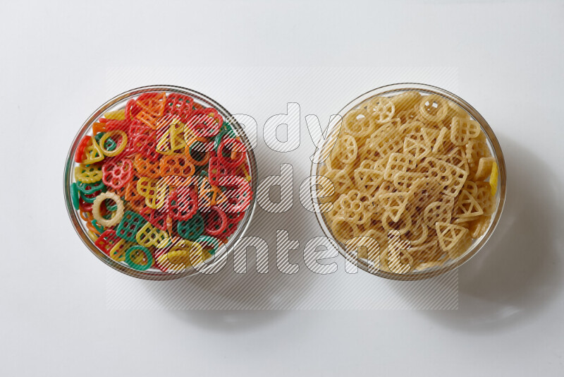 تسالي علي خلفية بيضاء