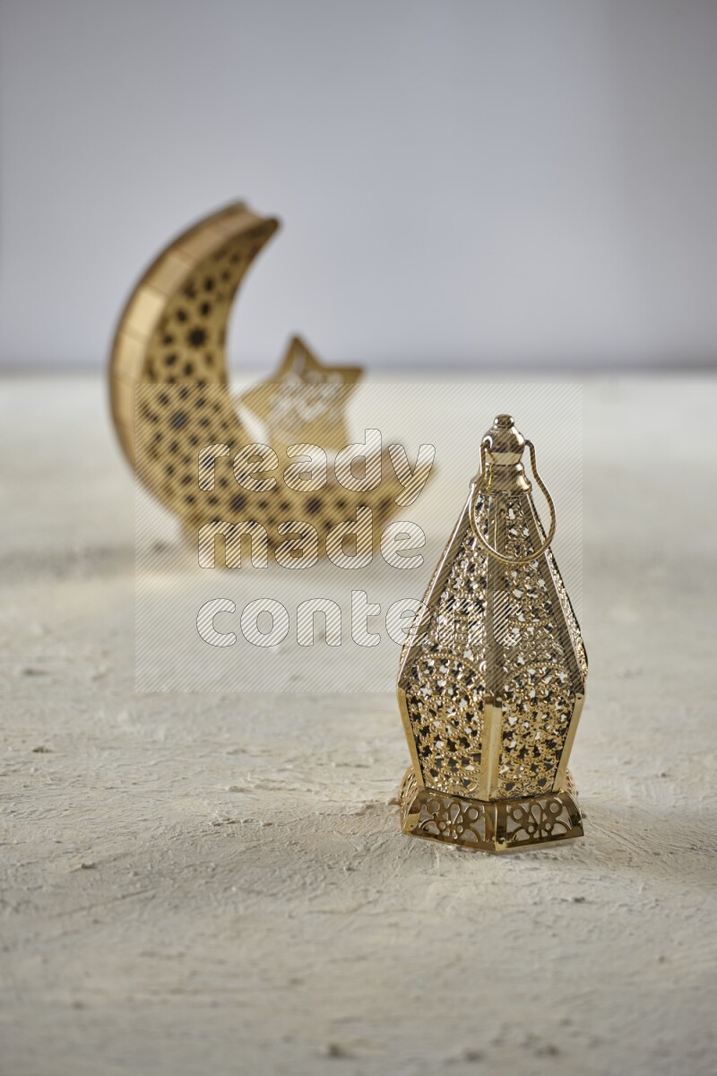 فانوس هلالي خشبي مع فانوس رمضان كلاسيكي على خلفية بيضاء