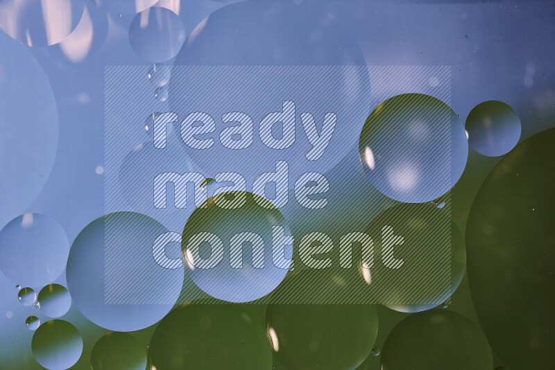 لقطات مقربة لفقاعات من الزيت على سطح الماء باللون الأزرق والأخضر