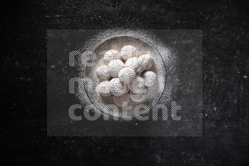 كحك علي صحن تقديم علي خلفية سوداء