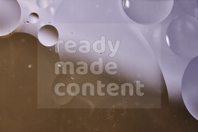 لقطات مقربة لفقاعات من الزيت على سطح الماء باللون الأبيض والبني