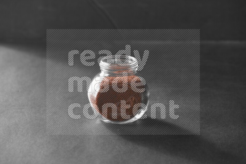 حب الرشاد في وعاء زجاجي علي خلفية سوداء