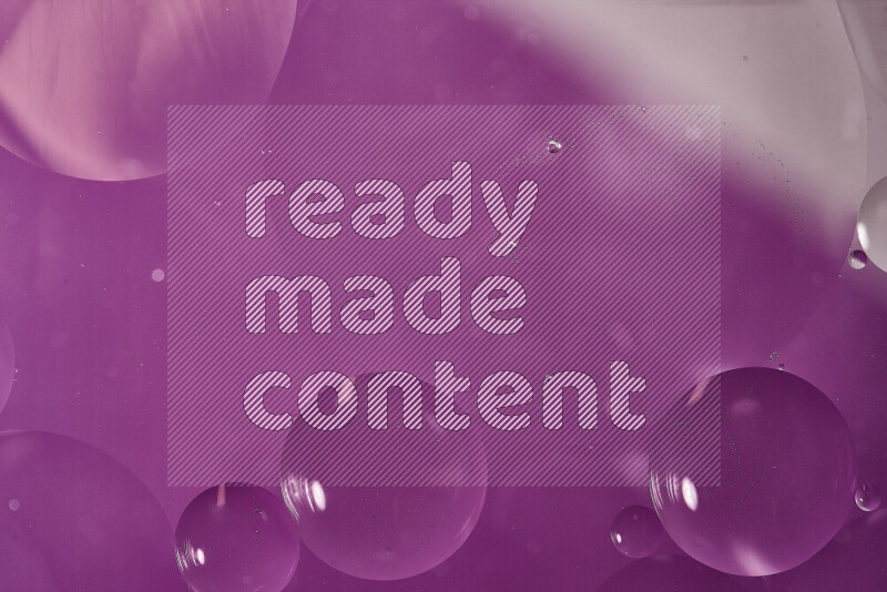 لقطات مقربة لفقاعات من الزيت على سطح الماء باللون الأبيض والأرجواني