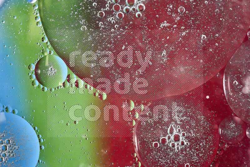 لقطات مقربة لفقاعات من الزيت على سطح الماء باللون الأحمر والأخضر والأزرق