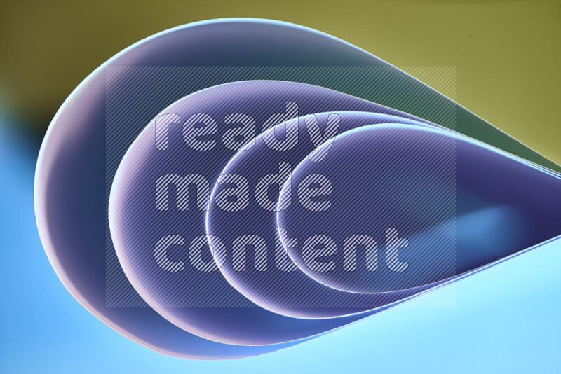 فن تجريدي لورق مطوي على شكل منحنيات ناعمة بتدرجات اللون الأزرق والأصفر