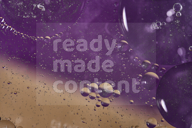 لقطات مقربة لفقاعات من الزيت على سطح الماء باللون الأرجواني والبني