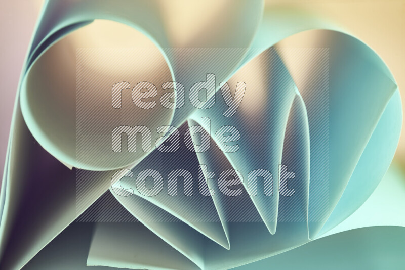 عرض فني لطيات الورق تخلق مزيج من الأشكال الهندسية، مضاءة بإضاءة ناعمة بدرجات اللون الأخضر والالوان الدافئة