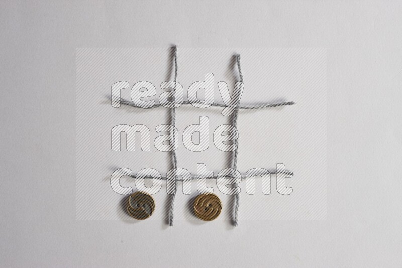 أزرار معدنية موضوعة علي خلفية رمادية