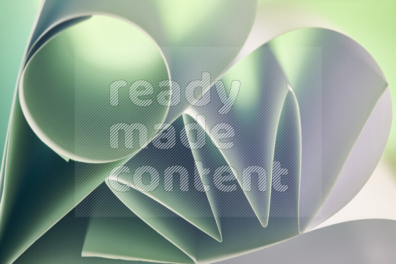 عرض فني لطيات الورق تخلق مزيج من الأشكال الهندسية، مضاءة بإضاءة ناعمة بدرجات اللون الأخضر والأحمر