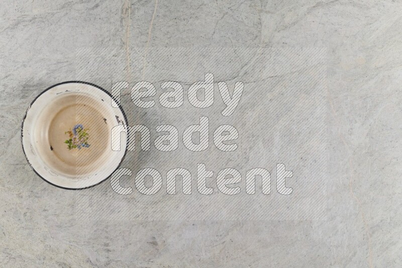 صحن معدني عتيق على خلفية من الرخام الرمادي