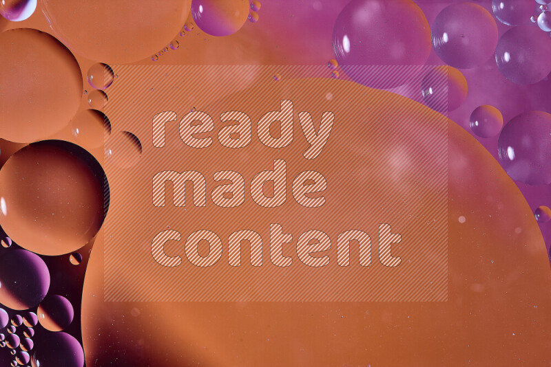 لقطات مقربة لفقاعات من الزيت على سطح الماء باللون البرتقالي والوردي