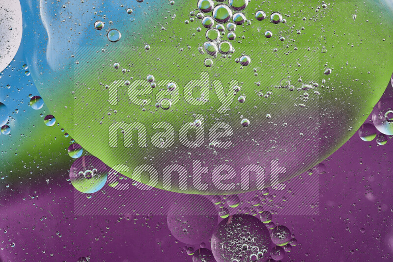 لقطات مقربة لفقاعات من الزيت على سطح الماء باللون الأرجواني والأخضر والأزرق