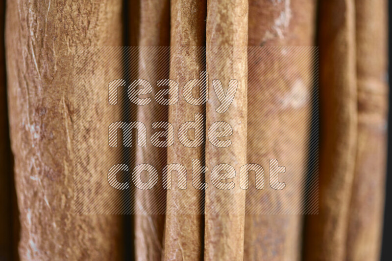 أعواد القرفة على خلفية سوداء