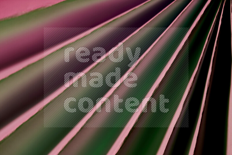صورة تقدم نمط تجريدي ورقي من الخطوط المائلة بدرجات اللون الأخضر والوردي