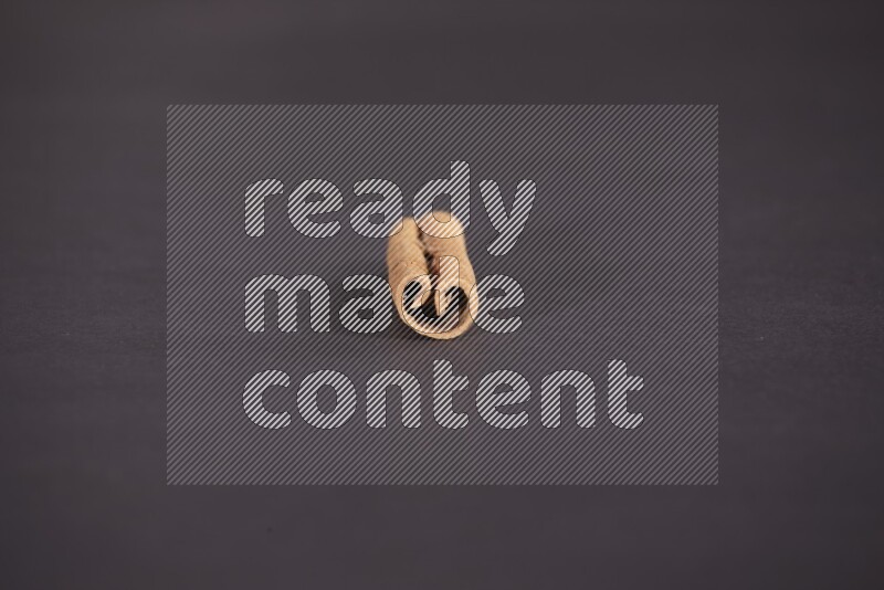 عود قرفة واحد علي خلفية سوداء