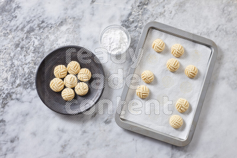 كحك خطوة بخطوة بمكوناته سمن، سكر، دقيق، سمسم، خميرة، ماء ونكهة الكحك على خلفية رخام رمادي