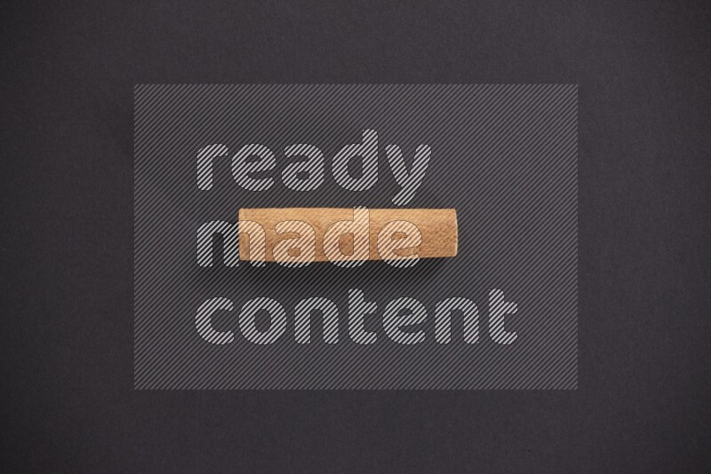 عود قرفة واحد علي خلفية سوداء