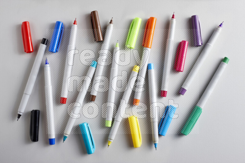 مجموعة من أقلام التلوين بألوان مختلفة علي خلفية رمادية