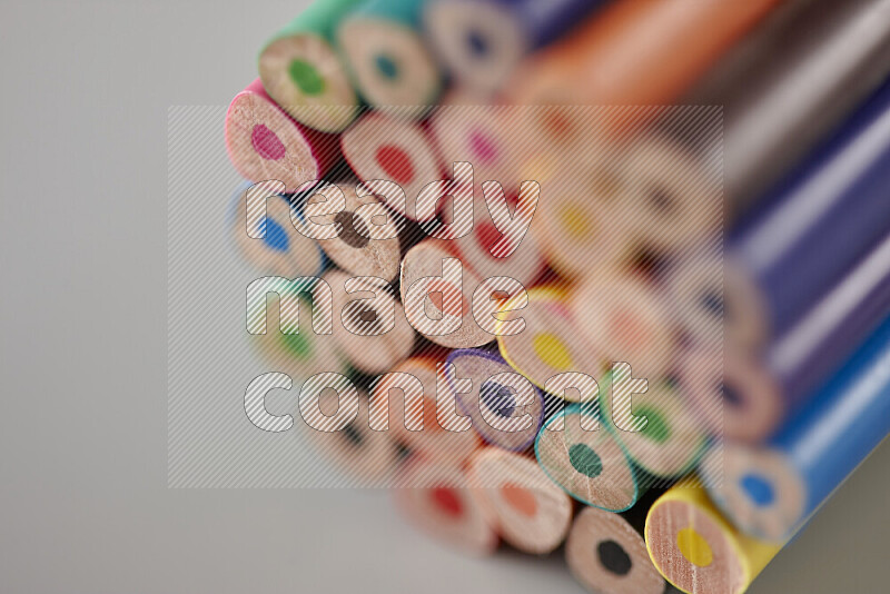 مجموعة من أقلام التلوين على خلفية رمادية