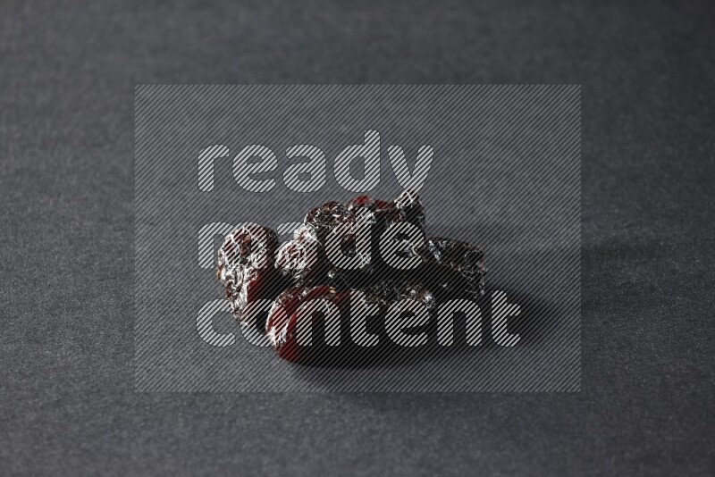 حبات من البرقوق المجفف علي خلفية سوداء