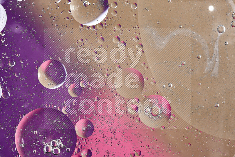 لقطات مقربة لفقاعات من الزيت على سطح الماء باللون البني والأرجواني والوردي