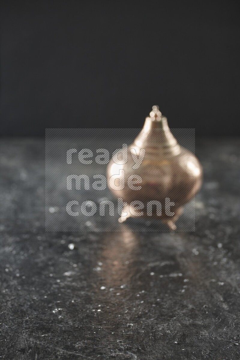 فانوس خارج إطار التركيز موضوع علي خلفية سوداء