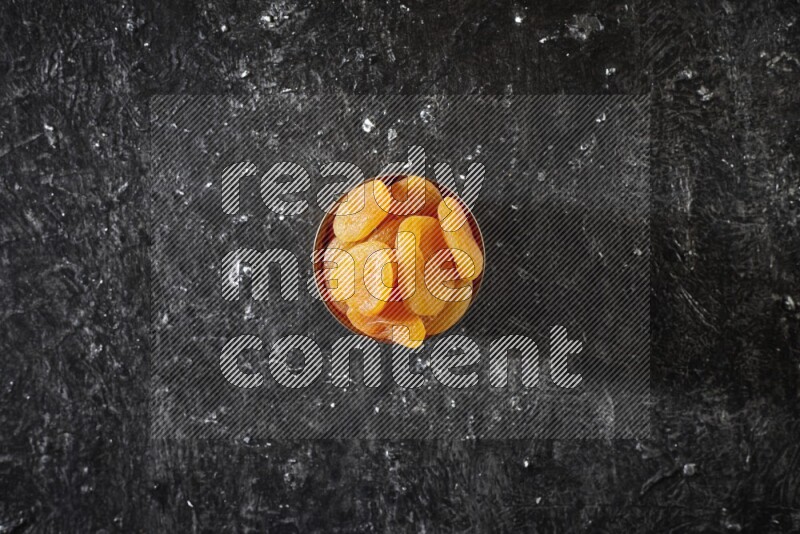 فواكه مجففة في وعاء معدني علي خلفية سوداء