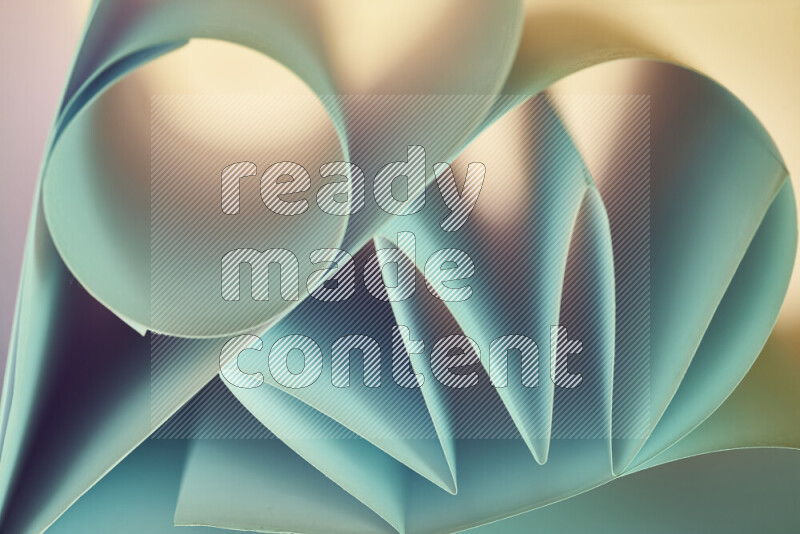 عرض فني لطيات الورق تخلق مزيج من الأشكال الهندسية، مضاءة بإضاءة ناعمة بدرجات اللون الأخضر والالوان الدافئة