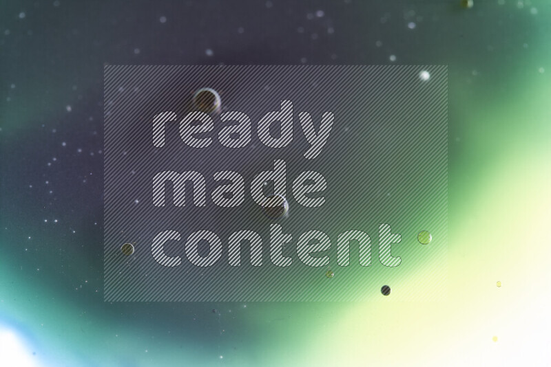 لقطات مقربة لقطرات ألوان مائية متنوعة على سطح الزيت