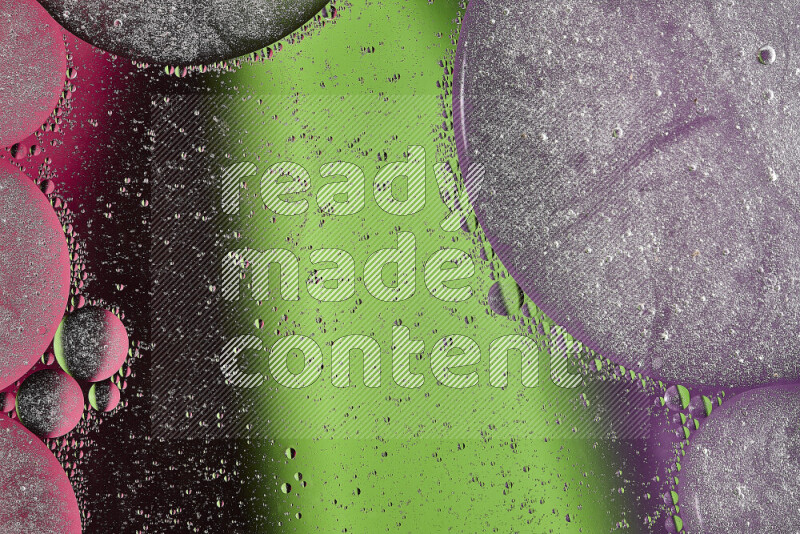 لقطات مقربة لفقاعات من الزيت على سطح الماء باللون الأخضر والأرجواني والوردي