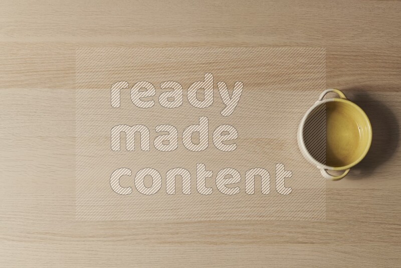 وعاء فرن فخاري متعدد الألوان علي خلفية خشبية فاتحة