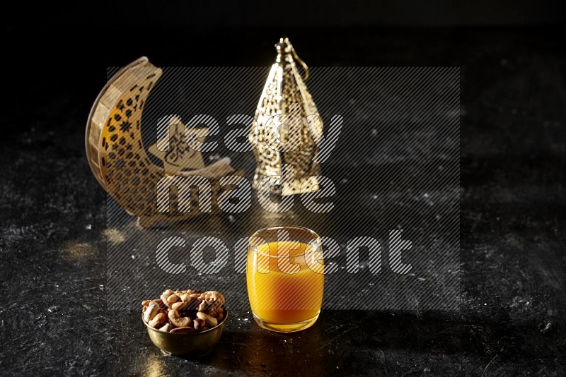 مكسرات في وعاء معدني مع مشروب قمر الدين بجانب فوانيس ذهبية علي خلفية سوداء