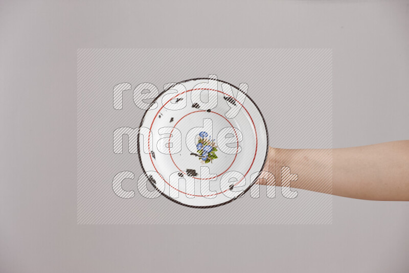 امرأة تحمل بيديها أدوات معدنية مختلفة في أوضاع متعددة