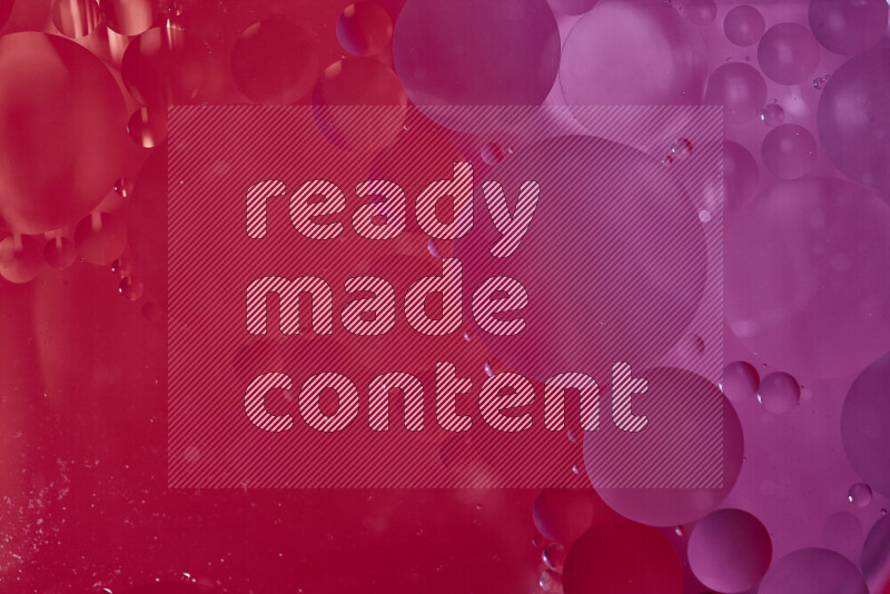 لقطات مقربة لفقاعات من الزيت على سطح الماء باللون الأحمر والوردي