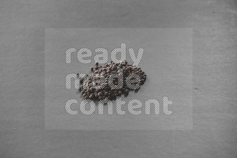 حبات الفلفل الأسود علي خلفية سوداء