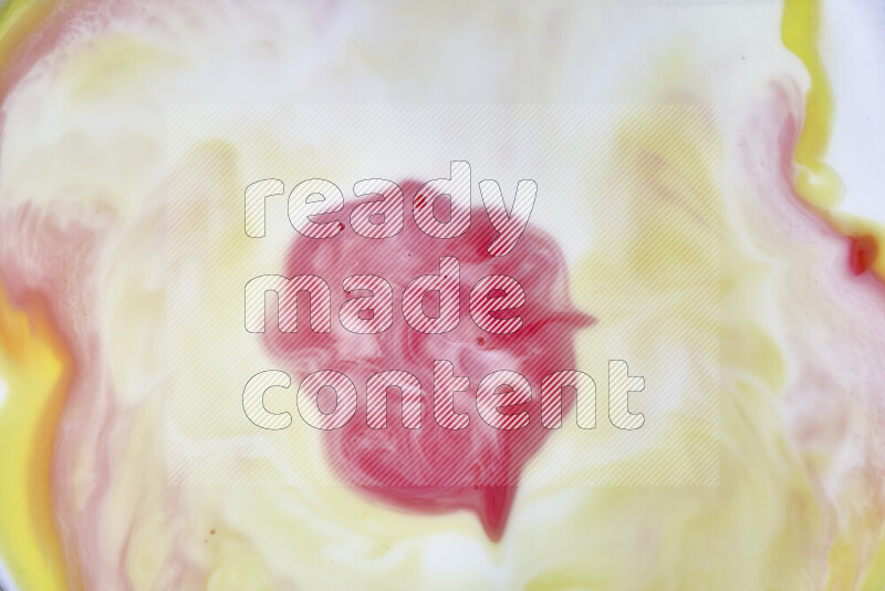 لقطة مقربة لأنماط دوامية باللون الأصفر والأحمر والأبيض