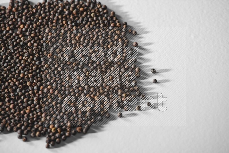 حبوب الفلفل الأسود علي خلفية بيضاء