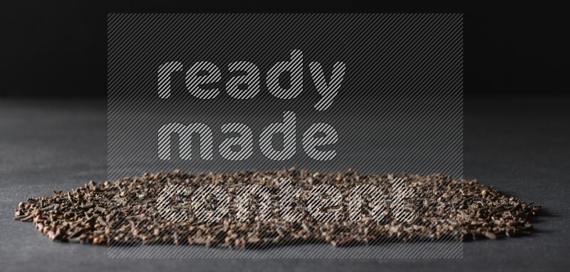 حبوب القرنفل المنتشر علي خلفية سوداء